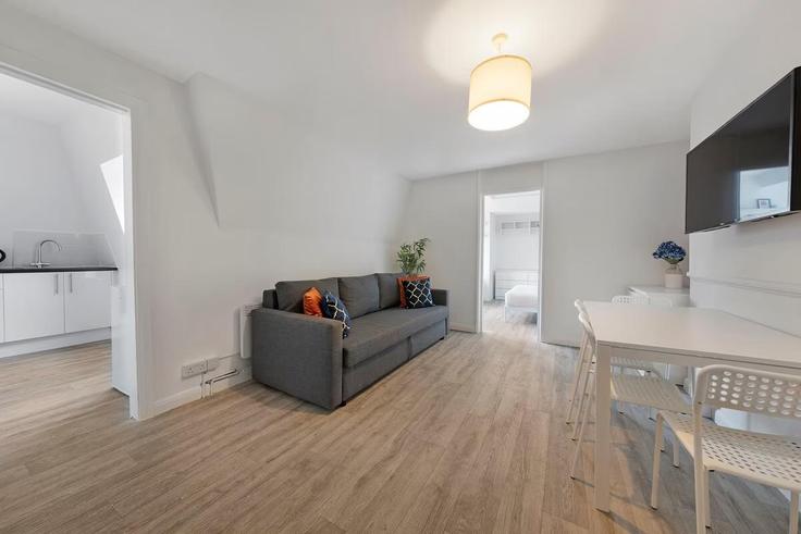 Sala de estar elegantemente projetada com móveis modernos em um apartamento no Building Henfield Close - mayfair-stays - 1468473 em London Borough of Islington, London