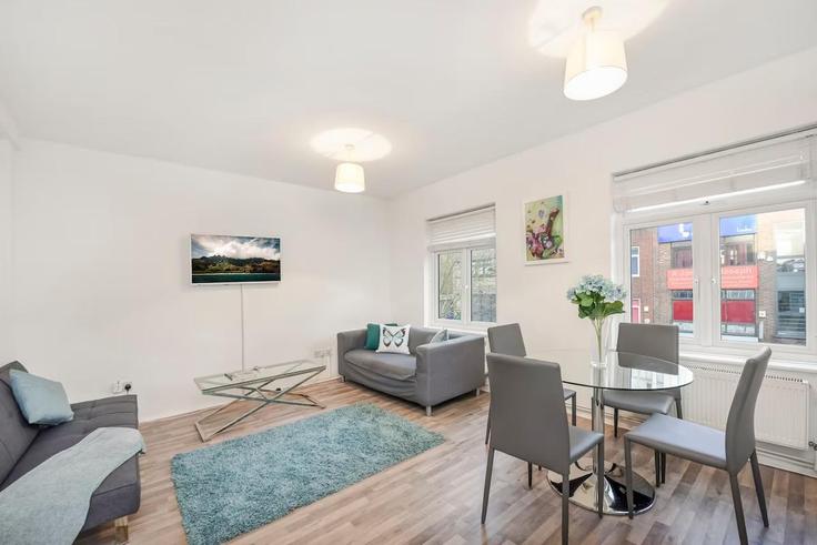 Sala de estar elegantemente projetada com móveis modernos em um apartamento no Building Seven Sisters Road - mayfair-stays - 1468495 em London Borough of Haringey, London
