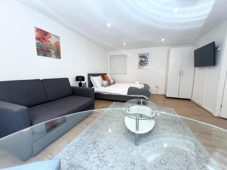 Building Duke of York Street - mayfair-stays - 1468507 adresindeki bir dairede modern mobilyalarla zarif bir şekilde tasarlanmış oturma odası City of Westminster, London