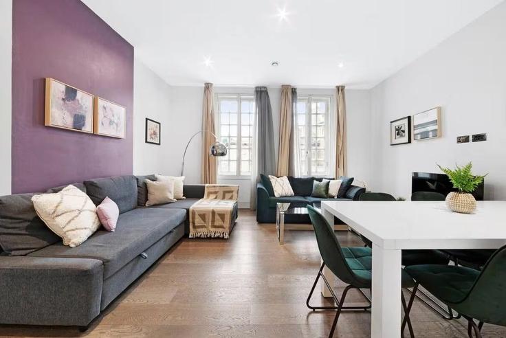 Sala de estar elegantemente projetada com móveis modernos em um apartamento no Building Buckingham Palace Road - mayfair-stays - 1468467 em City of Westminster, London