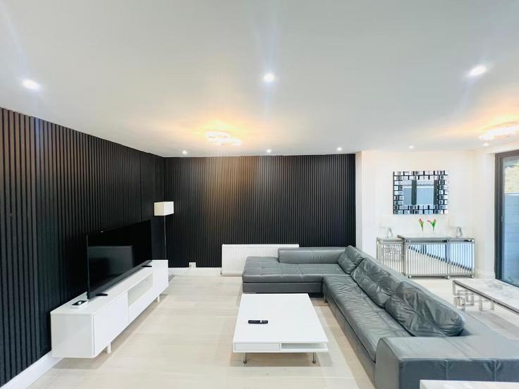 Salle de séjour élégante avec mobilier moderne dans un appartement à Building North Western Avenue - mayfair-stays - 1468463 à Watford District, Watford