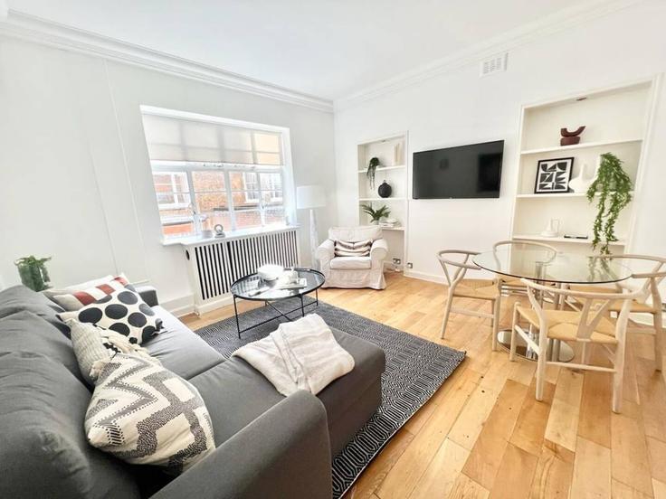 City of Westminster, London에 위치한 Building Grosvenor Square - mayfair-stays - 1470265 유닛의 세련된 인테리어가 돋보이는 거실 City of Westminster, London에 위치한 Building Grosvenor Square - mayfair-stays - 1470265 유닛의 세련된 인테리어가 돋보이는 거실