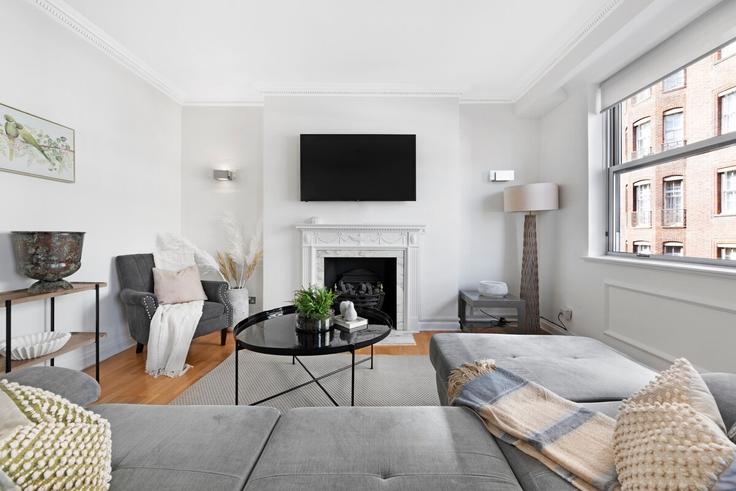 London City of WestminsterのBuilding Grosvenor Street - mayfair-stays - 1468497のアパートメントにある、モダンな家具を備えたエレガントなデザインのリビングルーム London City of WestminsterのBuilding Grosvenor Street - mayfair-stays - 1468497のアパートメントにある、モダンな家具を備えたエレガントなデザインのリビングルーム