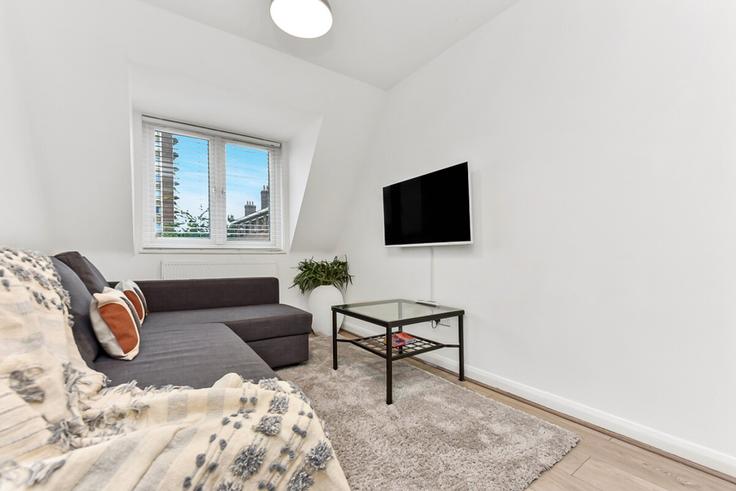 Elegant gestaltetes Wohnzimmer mit moderner Einrichtung in einer Wohnung im Building Fonthill Road - mayfair-stays - 1468494 in London Borough of Haringey, London