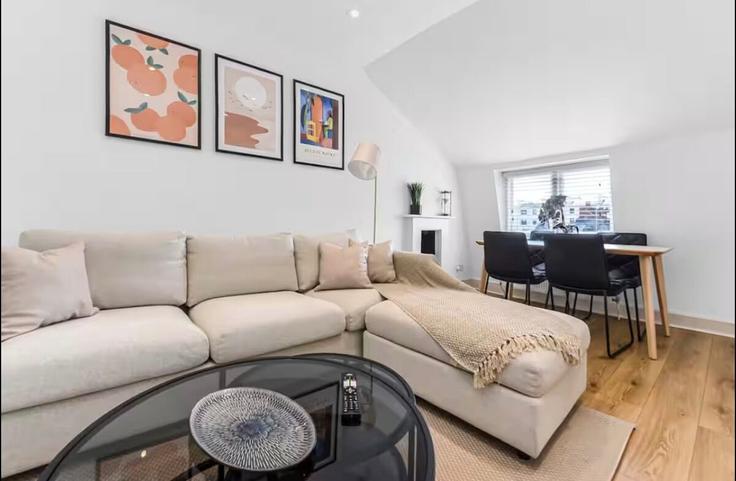 Elegant gestaltetes Wohnzimmer mit moderner Einrichtung in einer Wohnung im Building Sussex Square - mayfair-stays - 1515831 in City of Westminster, London