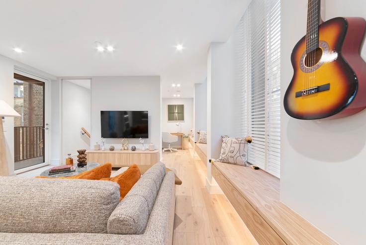Sala de estar elegantemente projetada com móveis modernos em um apartamento no Building Camden High Street - mayfair-stays - 1530497 em London Borough of Camden, London Sala de estar elegantemente projetada com móveis modernos em um apartamento no Building Camden High Street - mayfair-stays - 1530497 em London Borough of Camden, London