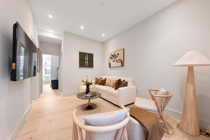 London London Borough of CamdenのBuilding Parkway - mayfair-stays - 1530495のアパートメントにある、モダンな家具を備えたエレガントなデザインのリビングルーム London London Borough of CamdenのBuilding Parkway - mayfair-stays - 1530495のアパートメントにある、モダンな家具を備えたエレガントなデザインのリビングルーム
