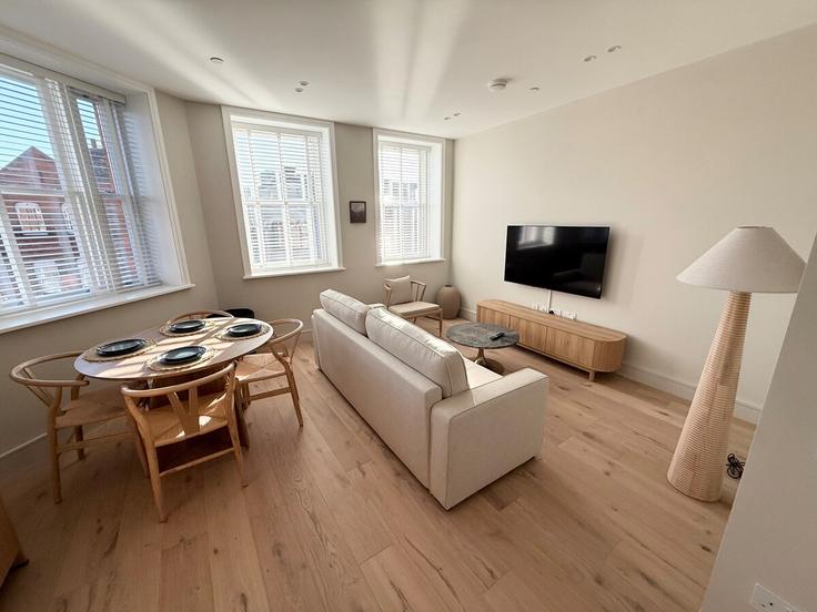 Salle de séjour élégante avec mobilier moderne dans un appartement à Building Camden High Street - mayfair-stays - 1530496 à London Borough of Camden, London