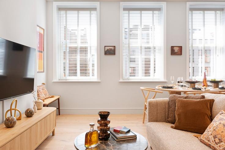 Building Bayham Street - mayfair-stays - 1530498 adresindeki bir dairede modern mobilyalarla zarif bir şekilde tasarlanmış oturma odası London Borough of Camden, London Building Bayham Street - mayfair-stays - 1530498 adresindeki bir dairede modern mobilyalarla zarif bir şekilde tasarlanmış oturma odası London Borough of Camden, London
