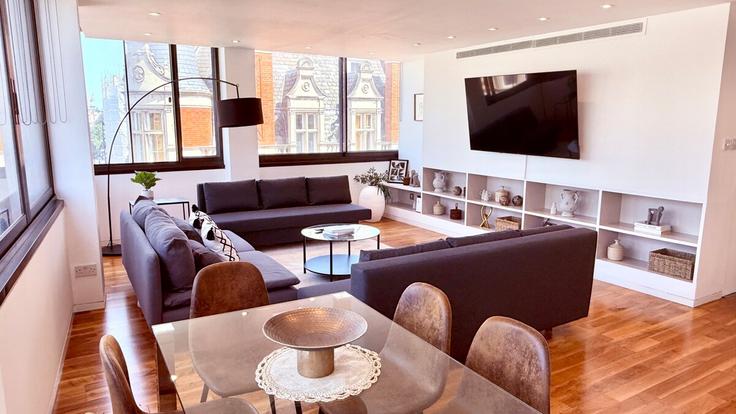 Salle de séjour élégante avec mobilier moderne dans un appartement à Building Brook Street - mayfair-stays - 1578252 à City of Westminster, London Salle de séjour élégante avec mobilier moderne dans un appartement à Building Brook Street - mayfair-stays - 1578252 à City of Westminster, London