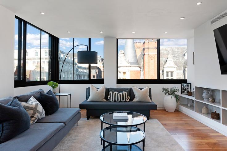 Sala de estar elegantemente projetada com móveis modernos em um apartamento no Building Brook Street - mayfair-stays - 1578252 em City of Westminster, London Sala de estar elegantemente projetada com móveis modernos em um apartamento no Building Brook Street - mayfair-stays - 1578252 em City of Westminster, London