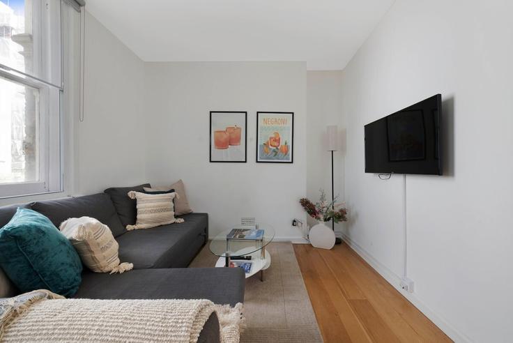 Elegant gestaltetes Wohnzimmer mit moderner Einrichtung in einer Wohnung im Building New Cavendish Street - mayfair-stays - 1470263 in City of Westminster, London