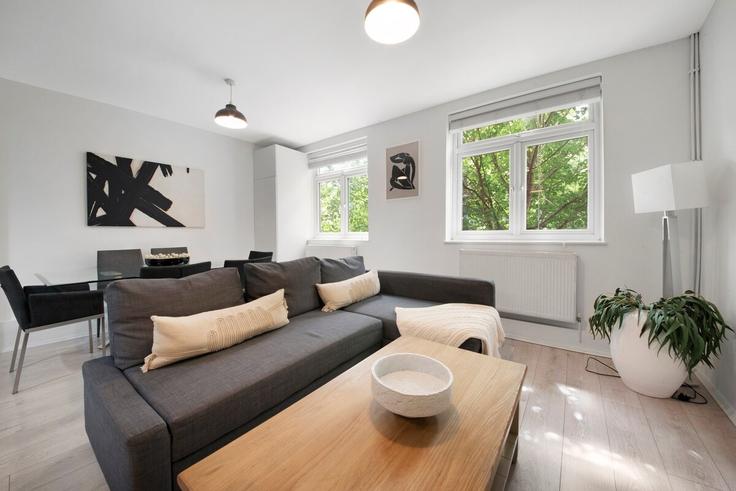 Elegant gestaltetes Wohnzimmer mit moderner Einrichtung in einer Wohnung im Building Wells Terrace - mayfair-stays - 1468506 in London Borough of Haringey, London