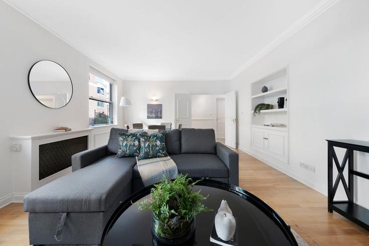 Elegant gestaltetes Wohnzimmer mit moderner Einrichtung in einer Wohnung im Building Davies Street - mayfair-stays - 1468499 in City of Westminster, London