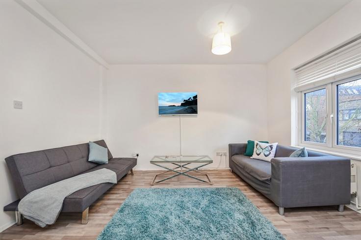 Sala de estar elegantemente projetada com móveis modernos em um apartamento no Building Seven Sisters Road - mayfair-stays - 1468495 em London Borough of Haringey, London