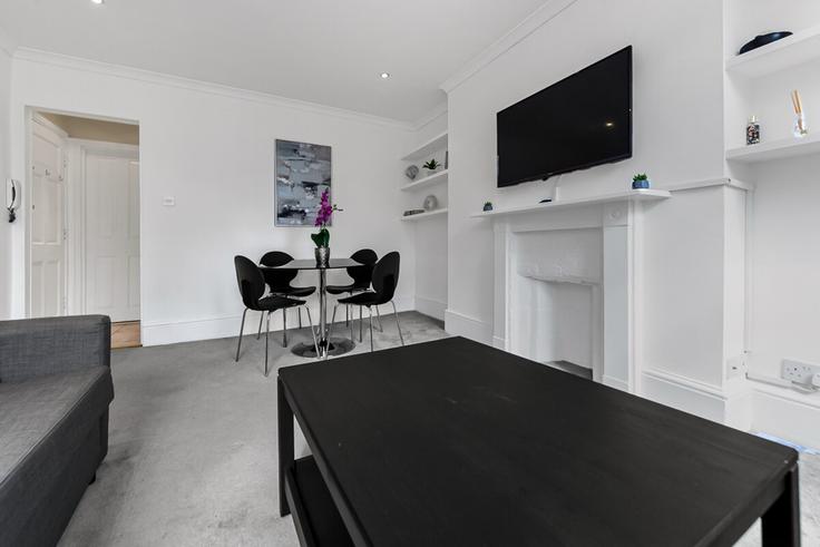 Building Seymour Street - mayfair-stays - 1468489 adresindeki bir dairede modern mobilyalarla zarif bir şekilde tasarlanmış oturma odası City of Westminster, London Building Seymour Street - mayfair-stays - 1468489 adresindeki bir dairede modern mobilyalarla zarif bir şekilde tasarlanmış oturma odası City of Westminster, London