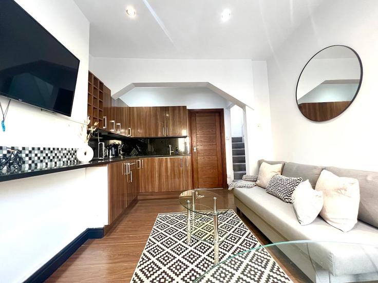 Salle de séjour élégante avec mobilier moderne dans un appartement à Building Albert Street - mayfair-stays - 1468485 à London Borough of Camden, London