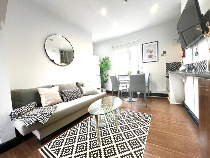 Elegant gestaltetes Wohnzimmer mit moderner Einrichtung in einer Wohnung im Building Albert Street - mayfair-stays - 1468485 in London Borough of Camden, London