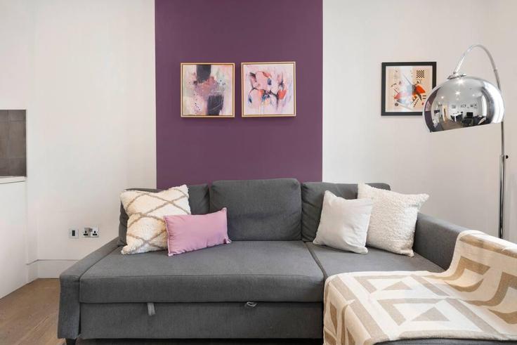 London City of WestminsterのBuilding Buckingham Palace Road - mayfair-stays - 1468467のアパートメントにある、モダンな家具を備えたエレガントなデザインのリビングルーム London City of WestminsterのBuilding Buckingham Palace Road - mayfair-stays - 1468467のアパートメントにある、モダンな家具を備えたエレガントなデザインのリビングルーム