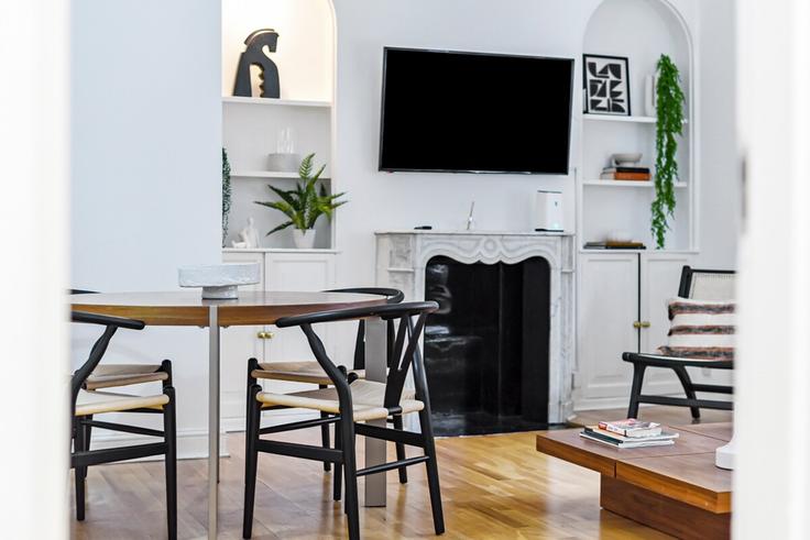 London City of WestminsterのBuilding Rex Place - mayfair-stays - 1468460のアパートメントにある、モダンな家具を備えたエレガントなデザインのリビングルーム London City of WestminsterのBuilding Rex Place - mayfair-stays - 1468460のアパートメントにある、モダンな家具を備えたエレガントなデザインのリビングルーム