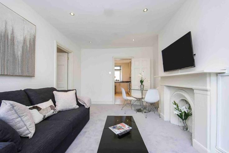 Elegant gestaltetes Wohnzimmer mit moderner Einrichtung in einer Wohnung im Building Great Cumberland Mews - mayfair-stays - 1468459 in City of Westminster, London Elegant gestaltetes Wohnzimmer mit moderner Einrichtung in einer Wohnung im Building Great Cumberland Mews - mayfair-stays - 1468459 in City of Westminster, London