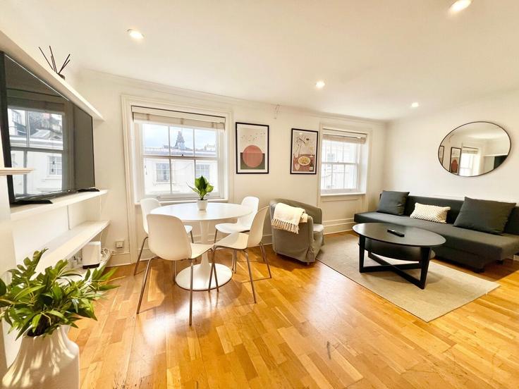 London City of WestminsterのBuilding Stanhope Terrace - mayfair-stays - 1475415のアパートメントにある、モダンな家具を備えたエレガントなデザインのリビングルーム London City of WestminsterのBuilding Stanhope Terrace - mayfair-stays - 1475415のアパートメントにある、モダンな家具を備えたエレガントなデザインのリビングルーム