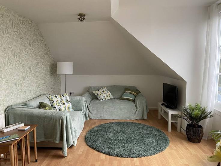 Sala de estar elegantemente projetada com móveis modernos em um apartamento no Building Skibo Court - mcdougall-of-fife-ltd - 1461799 em Central Dunfermline, Dunfermline Sala de estar elegantemente projetada com móveis modernos em um apartamento no Building Skibo Court - mcdougall-of-fife-ltd - 1461799 em Central Dunfermline, Dunfermline