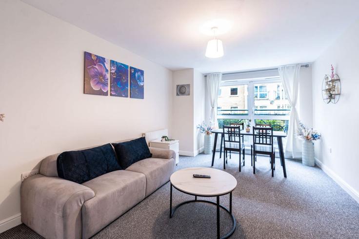 Elegant gestaltetes Wohnzimmer mit moderner Einrichtung in einer Wohnung im Building Cline Road - mcpi-hosting - 1595328 in London Borough of Haringey, London Elegant gestaltetes Wohnzimmer mit moderner Einrichtung in einer Wohnung im Building Cline Road - mcpi-hosting - 1595328 in London Borough of Haringey, London