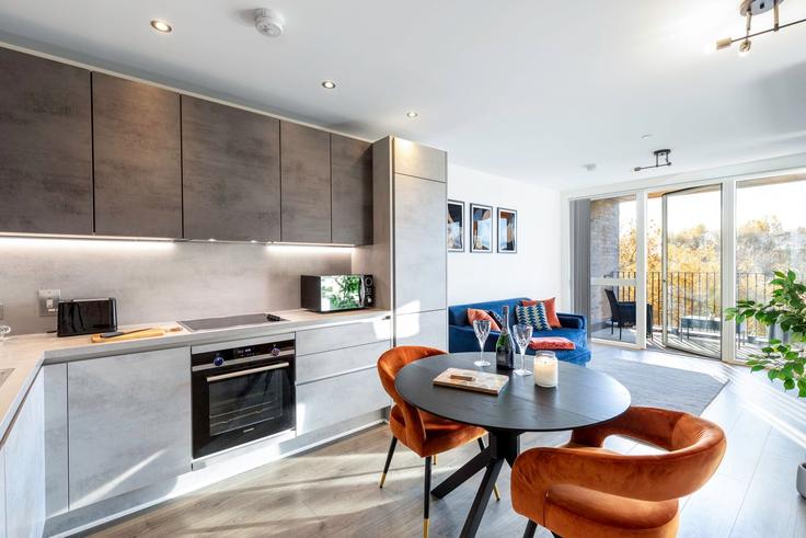 Sala de estar elegantemente projetada com móveis modernos em um apartamento no Building Olympic Park Avenue - meadoluxuryrentals - 1317430 em London Borough of Newham, London