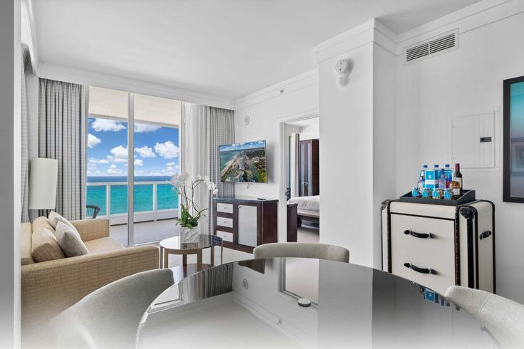 Miami Beach, Miami Beach에 위치한 Building Collins Avenue - meadoluxuryrentals - 1325636 아파트의 세련된 인테리어가 돋보이는 거실 Miami Beach, Miami Beach에 위치한 Building Collins Avenue - meadoluxuryrentals - 1325636 아파트의 세련된 인테리어가 돋보이는 거실