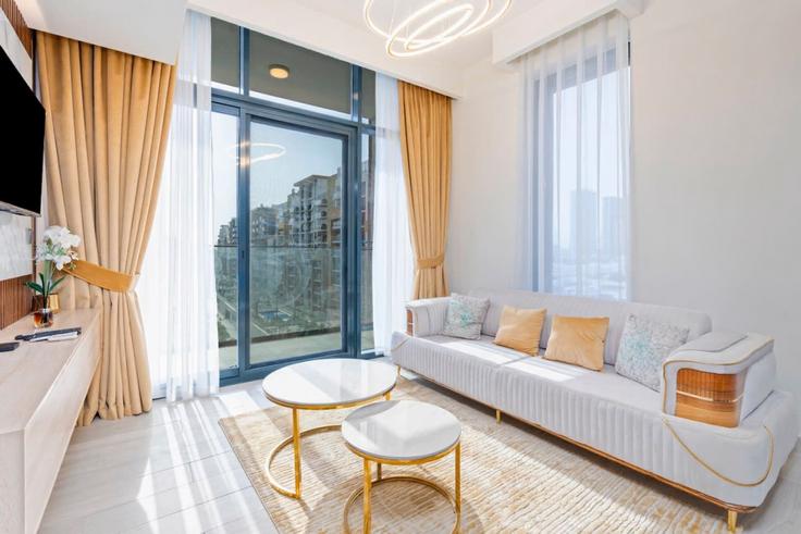 Elegante sala de estar con mobiliario moderno en un apartamento en Building Tariaq Bedon Esm - medini-homes - 1333506 en Nad Al Sheba, Dubai