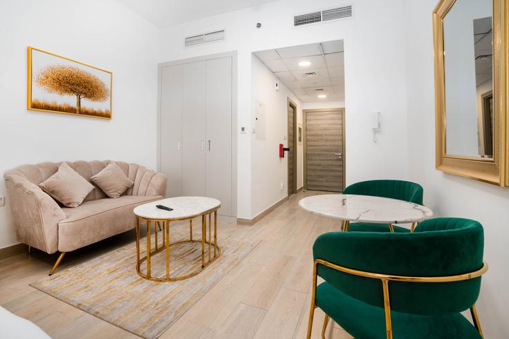 Building Lazuward South West - medini-homes - 1333447 adresindeki bir dairede modern mobilyalarla zarif bir şekilde tasarlanmış oturma odası Al Barsha South Fourth, Dubai