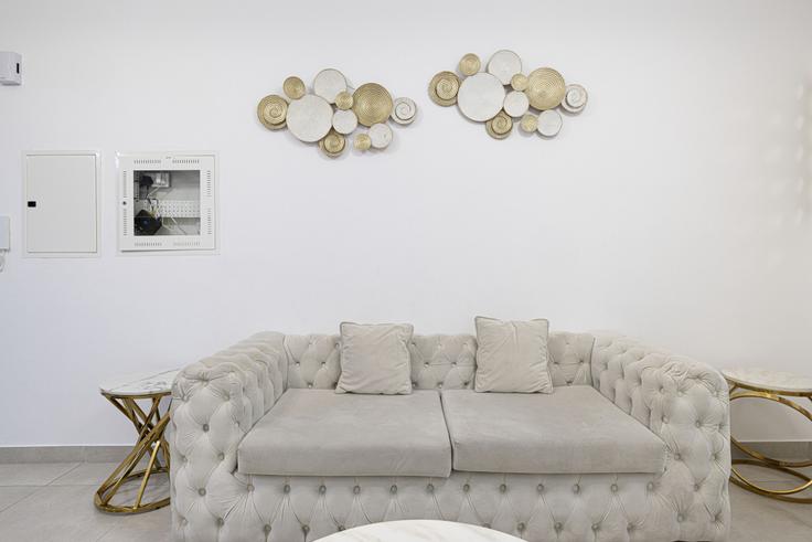 Building Bijada Boulevard South - medini-homes - 1333448 adresindeki bir dairede modern mobilyalarla zarif bir şekilde tasarlanmış oturma odası Al Barsha South Fourth, Dubai