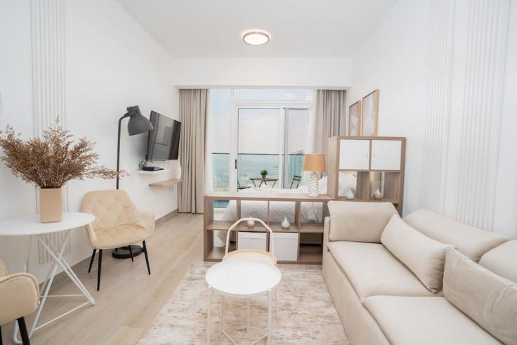 Building Lazuward South West - medini-homes - 1333452 adresindeki bir dairede modern mobilyalarla zarif bir şekilde tasarlanmış oturma odası Al Barsha South Fourth, Dubai