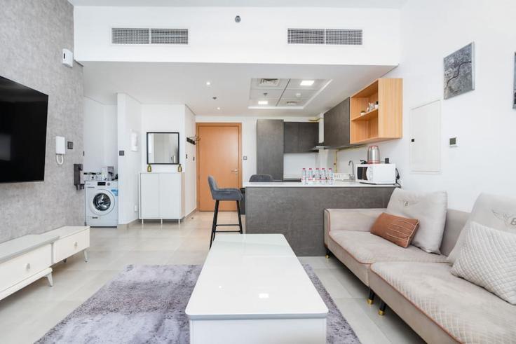 Building Bijada Boulevard South - medini-homes - 1333453 adresindeki bir dairede modern mobilyalarla zarif bir şekilde tasarlanmış oturma odası Al Barsha South Fourth, Dubai