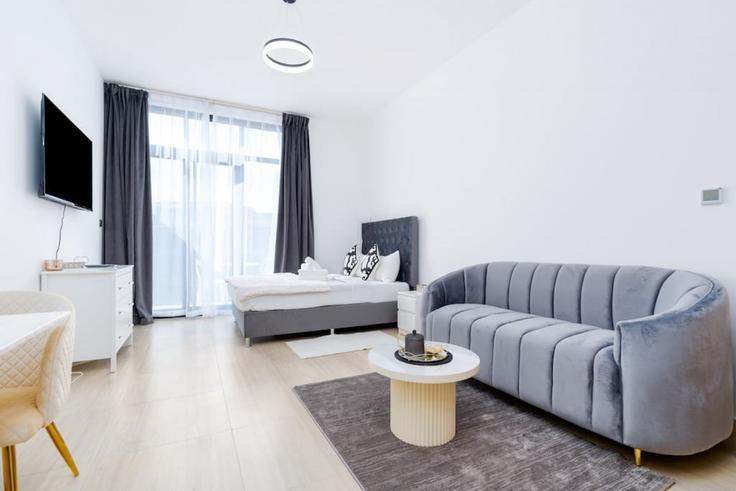 Salle de séjour élégante avec mobilier moderne dans un appartement à Building Shoumouss Blvd - medini-homes - 1333454 à Al Barsha South Fourth, Dubai Salle de séjour élégante avec mobilier moderne dans un appartement à Building Shoumouss Blvd - medini-homes - 1333454 à Al Barsha South Fourth, Dubai