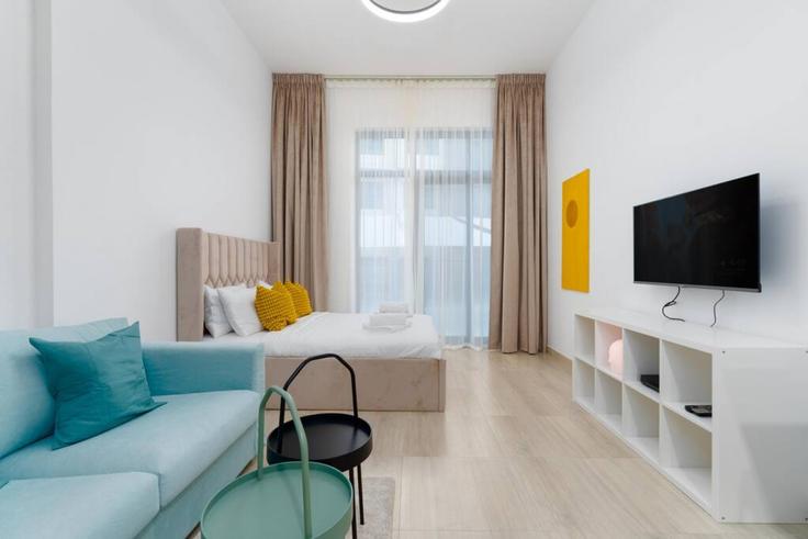 Salle de séjour élégante avec mobilier moderne dans un appartement à Building Street 5 - medini-homes - 1333455 à Al Barsha South Fourth, Dubai Salle de séjour élégante avec mobilier moderne dans un appartement à Building Street 5 - medini-homes - 1333455 à Al Barsha South Fourth, Dubai