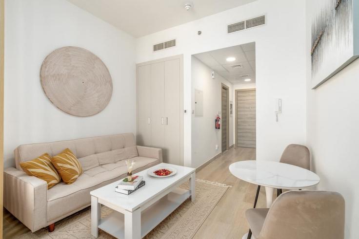 Elegant gestaltetes Wohnzimmer mit moderner Einrichtung in einer Wohnung im Building Lazuward South West - medini-homes - 1333457 in Jumeirah Village, Dubai Elegant gestaltetes Wohnzimmer mit moderner Einrichtung in einer Wohnung im Building Lazuward South West - medini-homes - 1333457 in Jumeirah Village, Dubai