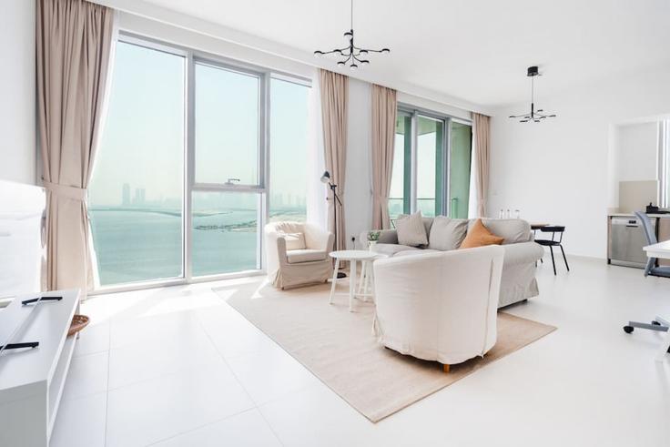 Sala de estar elegantemente projetada com móveis modernos em um apartamento no Building Tariaq Bedon Esm - medini-homes - 1333458 em Al Kheeran First, Dubai