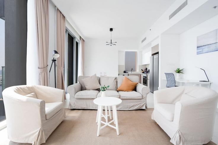 Sala de estar elegantemente projetada com móveis modernos em um apartamento no Building Tariaq Bedon Esm - medini-homes - 1333458 em Al Kheeran First, Dubai