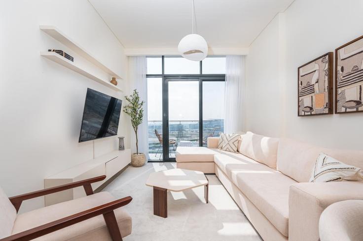 Dubai Nad Al ShebaのBuilding Tariaq Bedon Esm - medini-homes - 1333470のアパートメントにある、モダンな家具を備えたエレガントなデザインのリビングルーム Dubai Nad Al ShebaのBuilding Tariaq Bedon Esm - medini-homes - 1333470のアパートメントにある、モダンな家具を備えたエレガントなデザインのリビングルーム