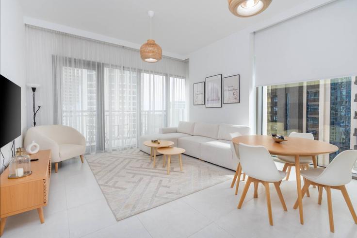 Building Tariaq Bedon Esm - medini-homes - 1333474 adresindeki bir dairede modern mobilyalarla zarif bir şekilde tasarlanmış oturma odası Al Kheeran First, Dubai Building Tariaq Bedon Esm - medini-homes - 1333474 adresindeki bir dairede modern mobilyalarla zarif bir şekilde tasarlanmış oturma odası Al Kheeran First, Dubai