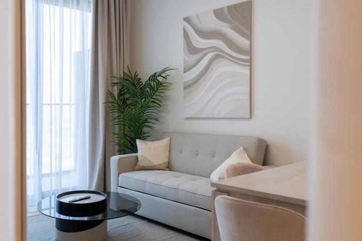 Sala de estar elegantemente projetada com móveis modernos em um apartamento no Building Street 11 - medini-homes - 1333475 em Jumeirah Village, Dubai Sala de estar elegantemente projetada com móveis modernos em um apartamento no Building Street 11 - medini-homes - 1333475 em Jumeirah Village, Dubai