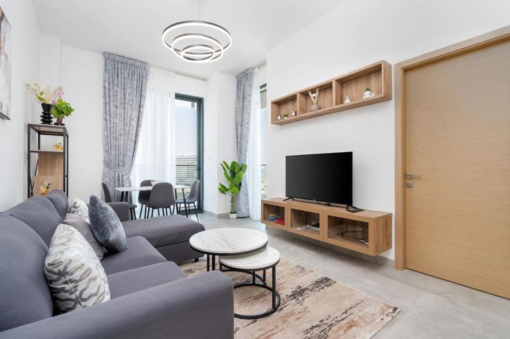 Elegant gestaltetes Wohnzimmer mit moderner Einrichtung in einer Wohnung im Building Tariaq Bedon Esm - medini-homes - 1333476 in Jumeirah Village, Dubai Elegant gestaltetes Wohnzimmer mit moderner Einrichtung in einer Wohnung im Building Tariaq Bedon Esm - medini-homes - 1333476 in Jumeirah Village, Dubai