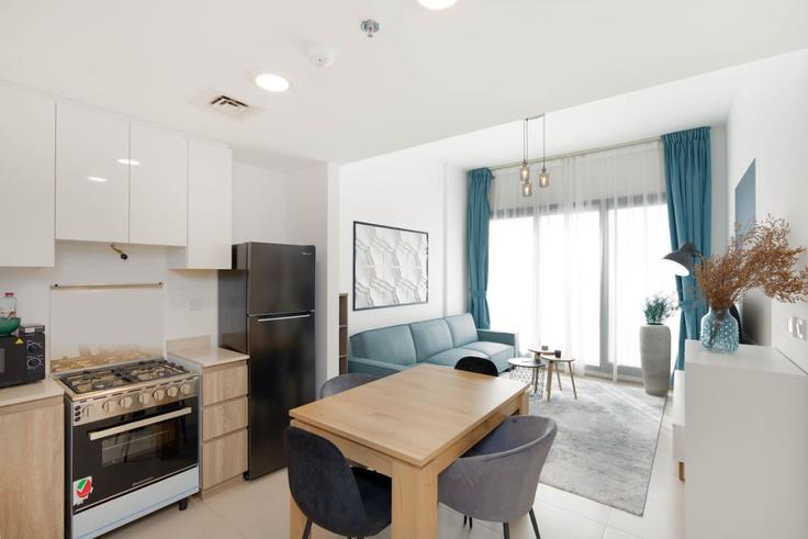 Building Tariaq Bedon Esm - medini-homes - 1333502 adresindeki bir dairede modern mobilyalarla zarif bir şekilde tasarlanmış oturma odası Al Yalayis 2, Dubai Building Tariaq Bedon Esm - medini-homes - 1333502 adresindeki bir dairede modern mobilyalarla zarif bir şekilde tasarlanmış oturma odası Al Yalayis 2, Dubai