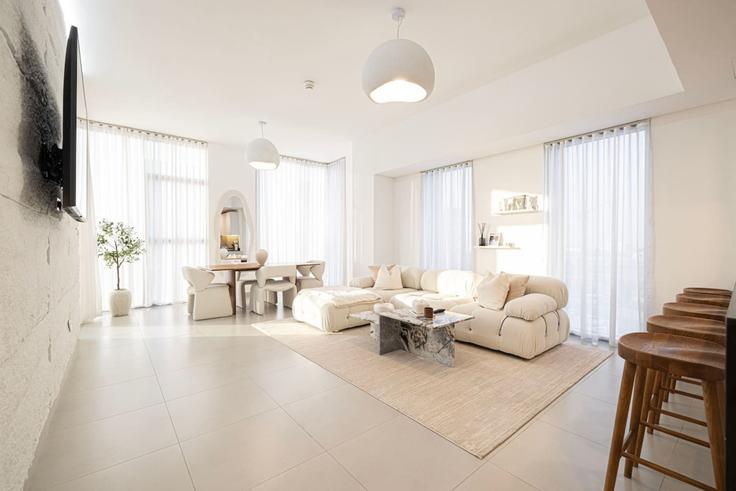 Building Tariaq Bedon Esm - medini-homes - 1333520 adresindeki bir dairede modern mobilyalarla zarif bir şekilde tasarlanmış oturma odası Dubai South Residential District, Dubai