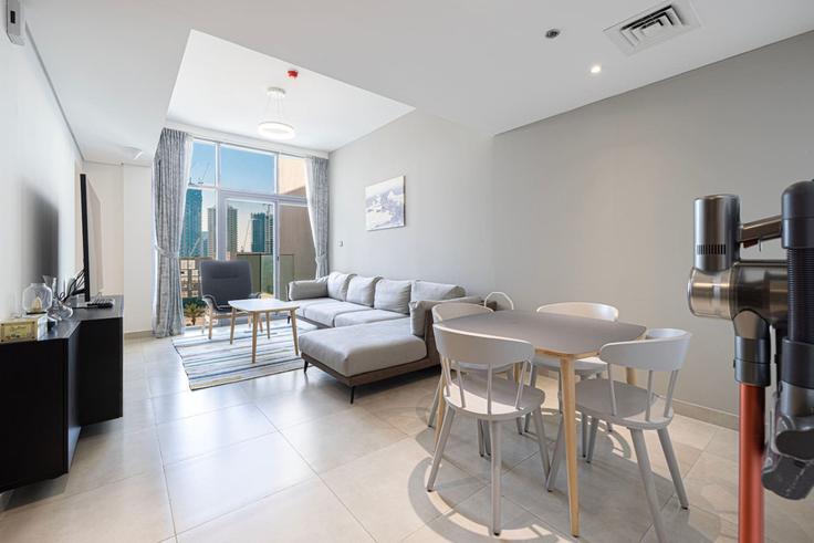 Al Barsha South Fourth, Dubai에 위치한 Building Bijada Boulevard South - medini-homes - 1333526 유닛의 세련된 인테리어가 돋보이는 거실 Al Barsha South Fourth, Dubai에 위치한 Building Bijada Boulevard South - medini-homes - 1333526 유닛의 세련된 인테리어가 돋보이는 거실