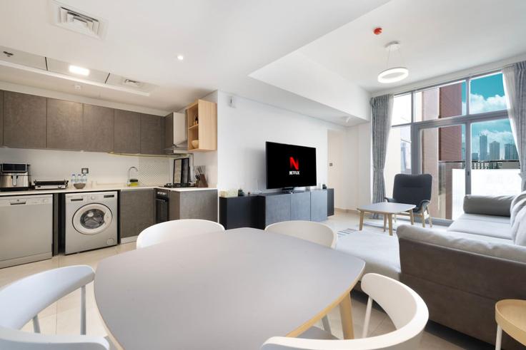 Building Bijada Boulevard South - medini-homes - 1333526 adresindeki bir dairede modern mobilyalarla zarif bir şekilde tasarlanmış oturma odası Al Barsha South Fourth, Dubai