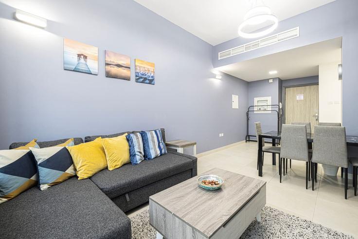 Al Barsha South Fourth, Dubai에 위치한 Building Tariaq Bedon Esm - medini-homes - 1333527 유닛의 세련된 인테리어가 돋보이는 거실 Al Barsha South Fourth, Dubai에 위치한 Building Tariaq Bedon Esm - medini-homes - 1333527 유닛의 세련된 인테리어가 돋보이는 거실