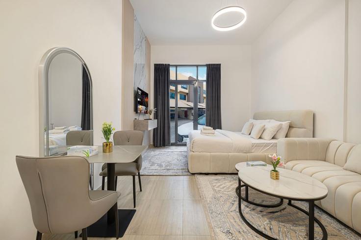 Building Street 5 - medini-homes - 1333544 adresindeki bir dairede modern mobilyalarla zarif bir şekilde tasarlanmış oturma odası Al Barsha South Fourth, Dubai